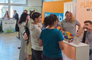 BAM 2025 Viele Schülerinnen und Schüler stehen interessiert an einem Stand.