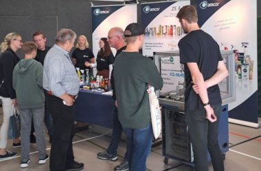 BAM 2025 Am Stand von Kurvenkreis-Partner Zeller Plastik und Zeller Engineering ist viel los.
