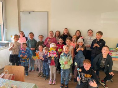 Die Kinder beim Osterbasteln des Fördervereins Alfler Inside