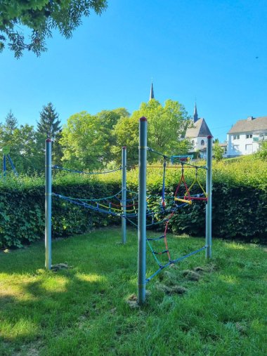 Bild des Klettergerüsts auf dem Alfler Spielplatz