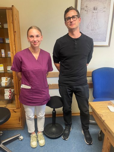Famulantin Hannah mit Herrn Gross in der Praxis Dr. Kramer