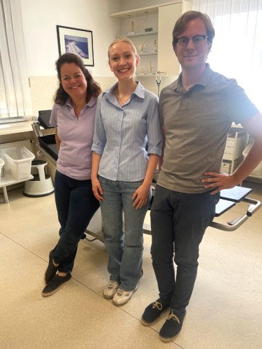 Famulantin Saskia mit Frau Dr. Weiss und Herr Dr. Ningel