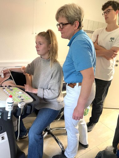 Famulantin Rieke beim Sonografiekurs am Ultraschall