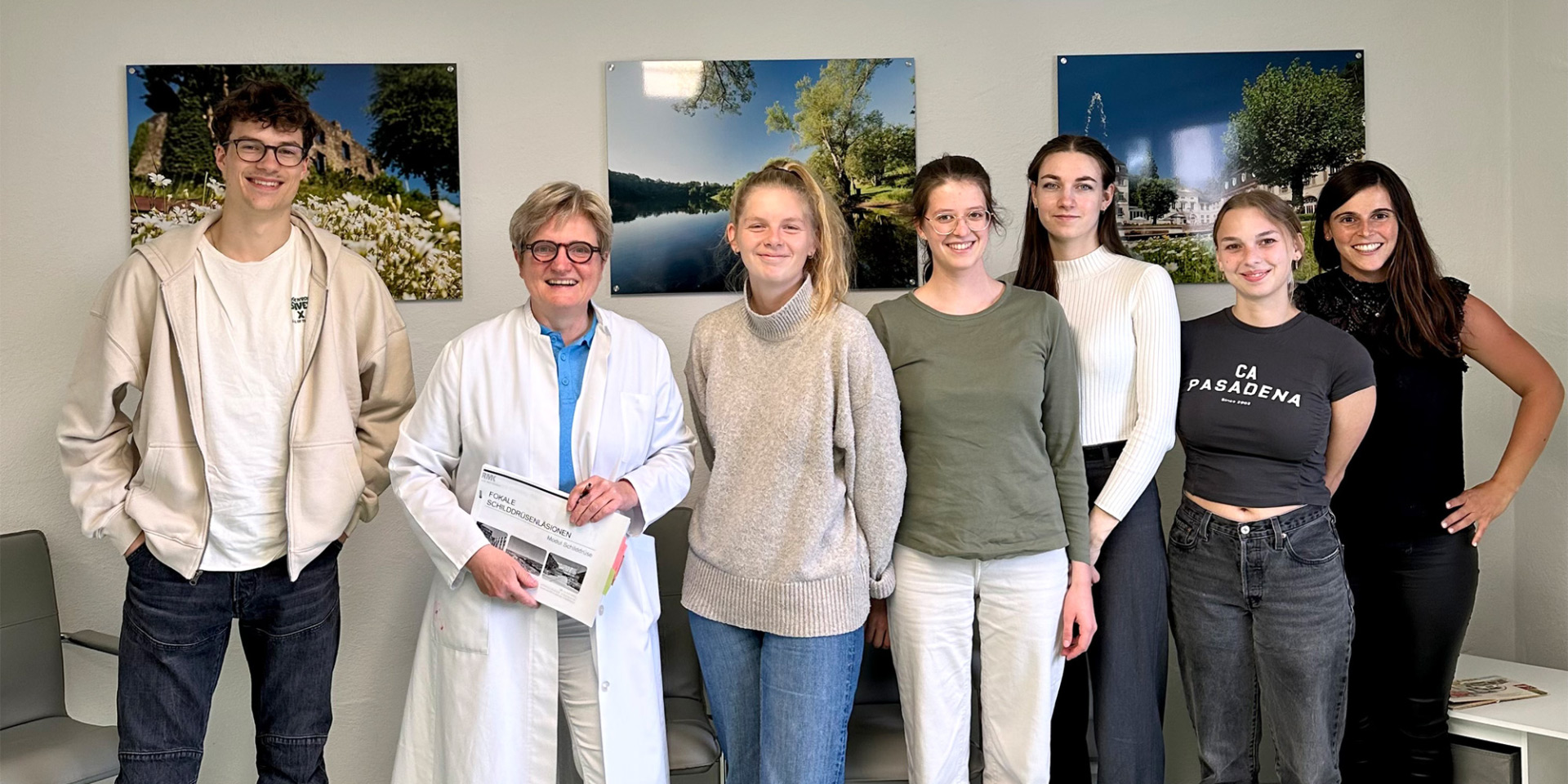 Titelbild Ende Gruppenfamulatur Sommer 2025 Gruppenfoto der Famulantinnen und Famulanten im MVZ Ulmen