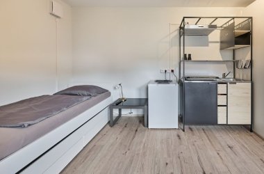 Direkt gegenüber vom Hotel ist ein modernes Personalhaus mit 12 Wohnungen entstanden, jede mit Bad und Kochnische, für ein bis drei Personen.