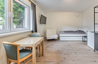 Direkt gegenüber vom Hotel ist ein modernes Personalhaus mit 12 Wohnungen entstanden, jede mit Bad und Kochnische, für ein bis drei Personen.
