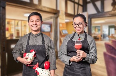 Khanh und Tias stehen nebeneinander im Hotel Halfenstube. Beide haben ihre Kochausbildung bestanden.