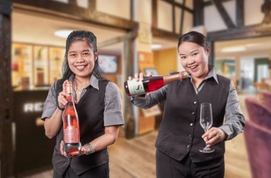 Ruth und Berni stehen nebeneinander im Hotel Halfenstube. Beide haben ihre Ausbildung zur Servicekraft in der Halfenstube absolviert.