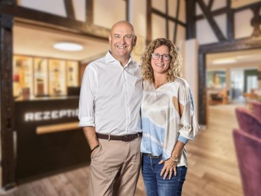 Silvia Hees ist die Eigentümerin des Hotel Halfenstube. Auf dem Bild sind sie und ihr Mann gemeinsam zu sehen.