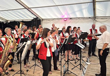 Foto eines Auftritts der Kirchspielmusikanten auf der Blankenrather Kirmes