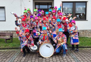 Ein Gruppenfoto der bunt kostümierten Kirchspielmusikanten an Karneval