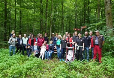 Gruppenfoto der Kirchspielmusikanten bei einer Wanderung im Wald