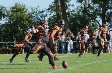Einer der Tigers setzt zum Schuss an, um den Football wegzuschießen.
