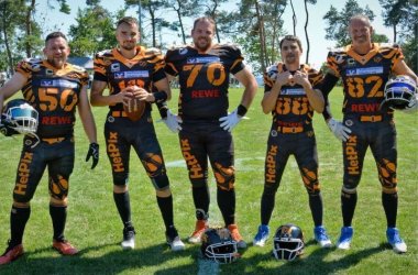 Fünf Spieler der Tigers stehen nebeneinander, und lächeln in dei Kamera.