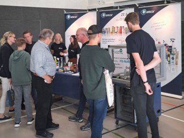 Am Stand von Kurvenkreis-Partner Zeller Plastik und Zeller Engineering ist viel los.