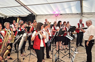 Die Kirchspielmusikanten Blankenrath bei einem Auftritt auf der Kirchspielkirmes.