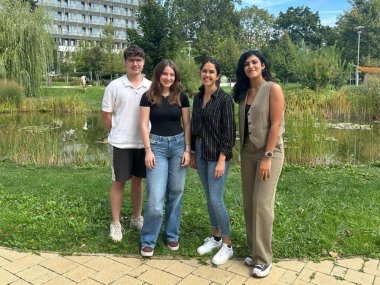 Damian, Anna-Sophie, Hanna und Melika (v.l.n.r. im Bild) vor der renommierten Universität in Pécs.