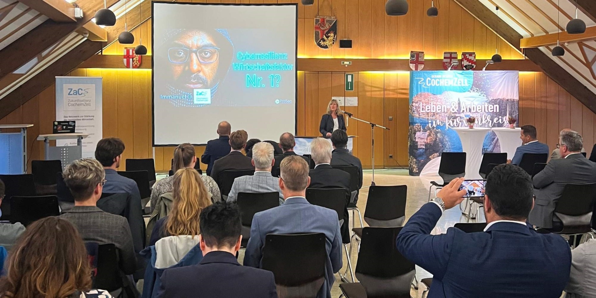 ZaC-Konferenz 2025 Landrätin Anke Beilstein hält eine Rede auf der ZaC-Konferenz 2025.