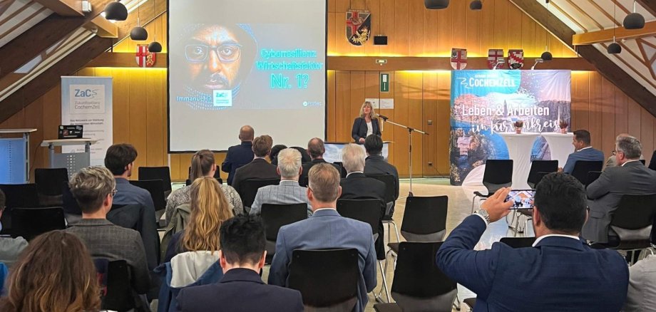 Landrätin Anke Beilstein hält eine Rede auf der ZaC-Konferenz 2025. 