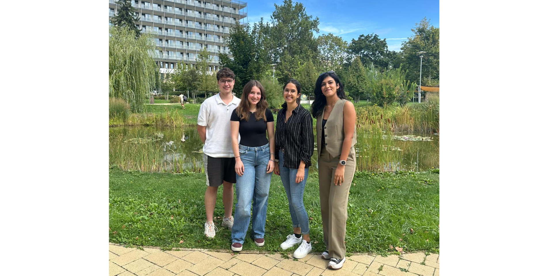 Medizinstipendium - Update September 2025 Die Medizinstipendiaten Damian, Anna-Sophie, Hanna und Melika auf dem Gelände der Uni in Pécs