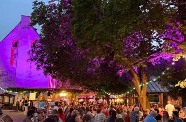Am Abend auf dem Winzerfest Abend-Ambiente auf dem Bruttiger Winzerfest