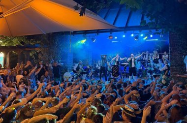 Publikum beim Bruttiger Winzerfest Das Publikum beim Auftritt der Original Klingende Moselländer beim Winzerfest Bruttig