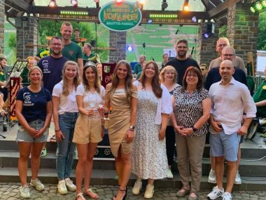 Vorstand, Festausschuss und Weinmajestäten Vorstand des VVV Bruttig mit Festausschuss und Weinmajestäten