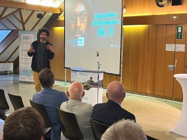 Immanuel Bär ist IT-Sicherheitsexperte bei der auf Offensive Security spezialisierten Firma ProSec GmbH und informiert über Cyberrisiken auf der ZaC-Konferenz.