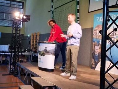 Dr. Reinhardt appeliert an die Jugendliche, vorsichtig mit ihren Daten umzugehen