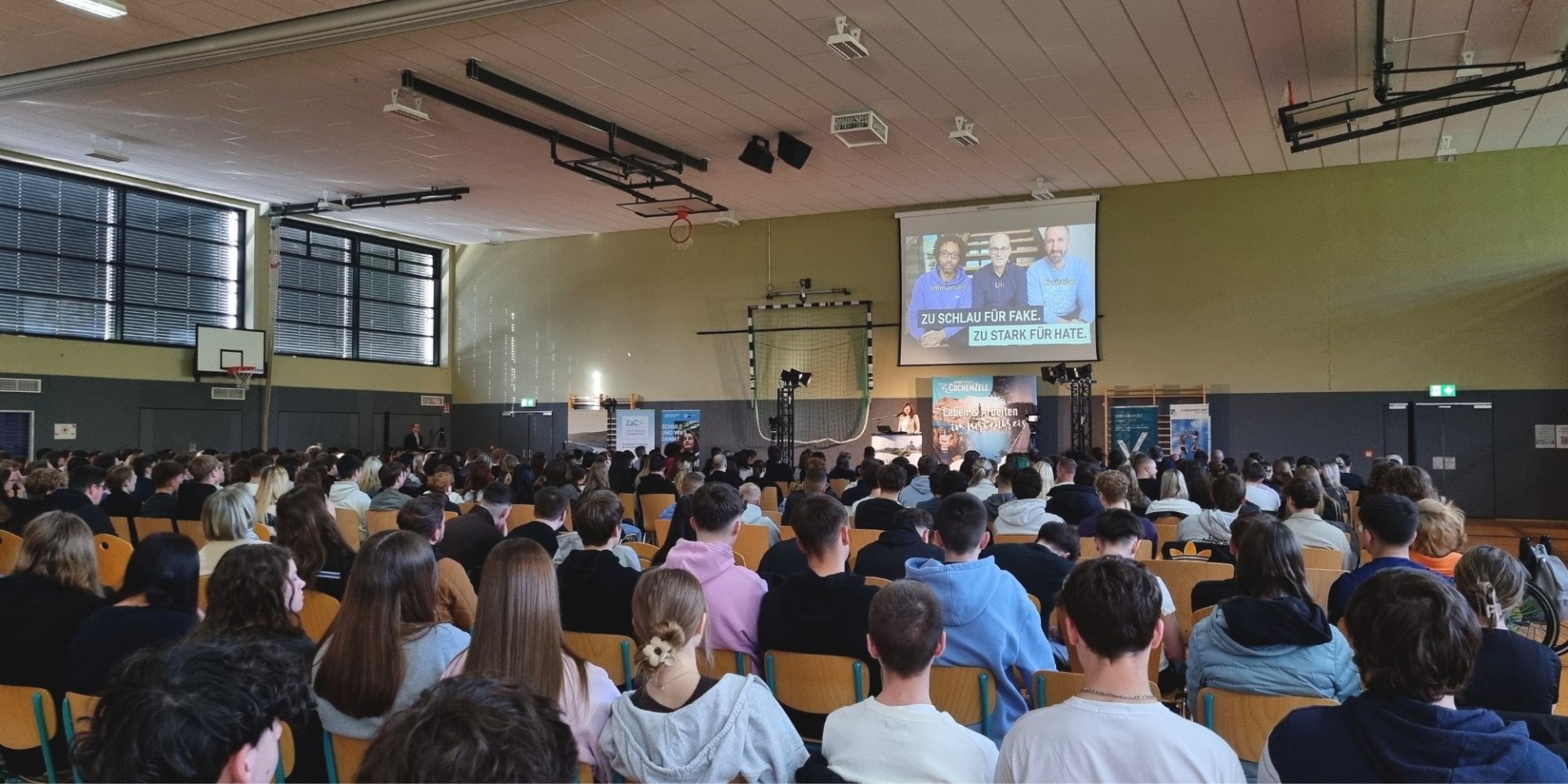 Fast 700 Schülerinnen und Schüler schauen auf die Bühne.
