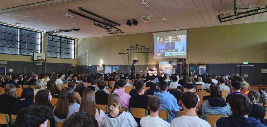 Fast 700 Schülerinnen und Schüler schauen auf die Bühne.