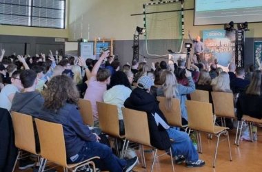 Viele Schüler heben die Hand.