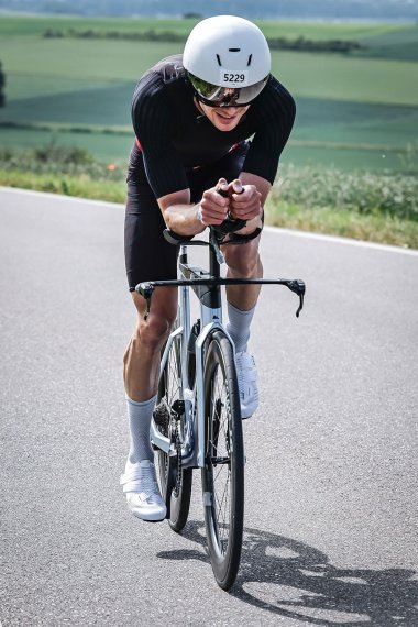 David Simon auf dem Fahrrad David Simon auf seinem Triathlon-Rennrad