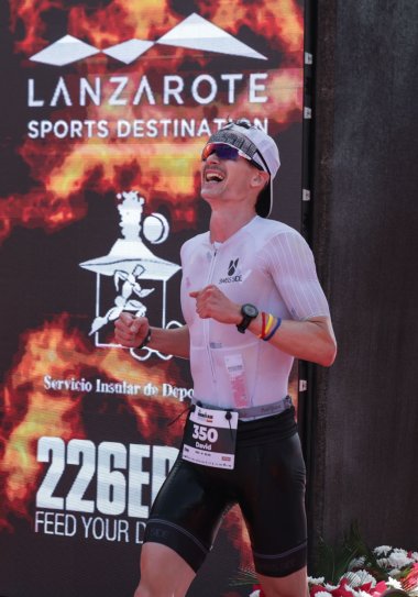 Ironman Lanzarote David Simon beim Zieleinlauf des Ironmans auf Lanzarote