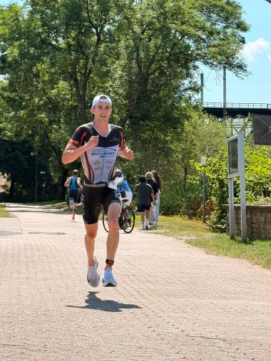 David Simon beim MMT David Simon auf der Laufstrecke des Mittelmosel Triathlons in Bullay