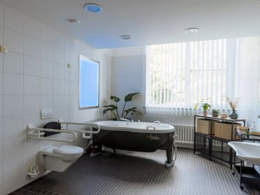 Barrierefreie Badezimmer mit Badewanne im Hospiz St. Josef.