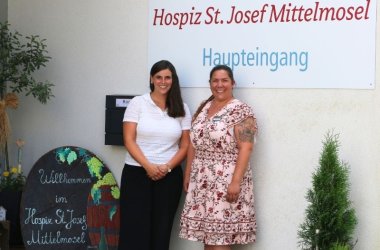 Gesundheitsmanagerin Julia Wilde (links) zu Besuch bei Hospizleitung Sabine Anton (rechts).