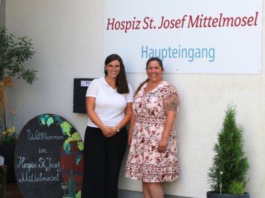 Julia Wilde und Sabine Anton Gesundheitsmanagerin Julia Wilde (links) zu Besuch bei Hospizleitung Sabine Anton (rechts).