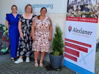 Leiterin des Hospiz St. Josef, Sabine Anton (rechts) mit zwei Mitarbeiterinnen.