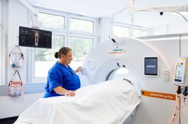 Eine Mitarbeiterin im Fachbereich Radiologie bei der Arbeit am MRT.