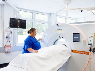 Fachrichtung Radiologie Eine Mitarbeiterin im Fachbereich Radiologie bei der Arbeit am MRT.