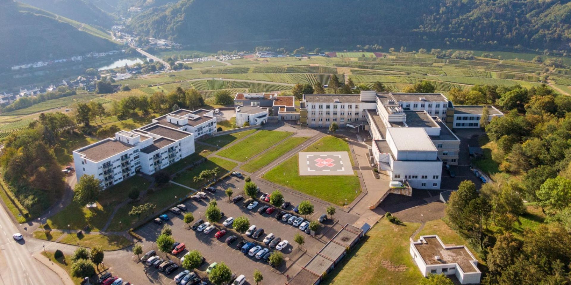 Drohnenansicht der Gebäude des MVZ Zell.