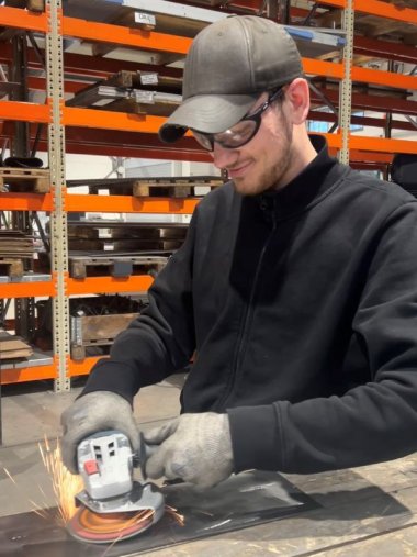 Azubi Gabriel Koch Azubi Gabriel Koch bei seiner Arbeit als Metallbauer.