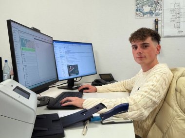 Azubi Finn Gerhartz bei seiner Arbeit im Büro als kaufmännischer Mitarbeiter bei Schnorpfeil.