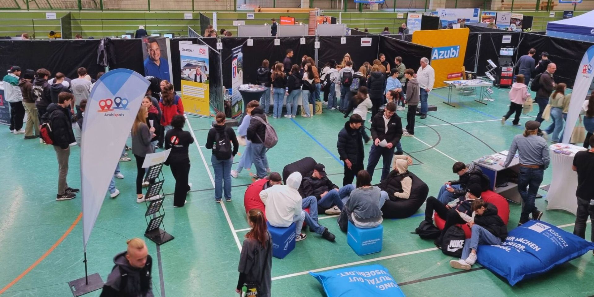 Eine Aufnahme des Berufe-Festivals vor einigen Jahren, auf dem man eine Übersicht über die verschiedenen Stände erhält.