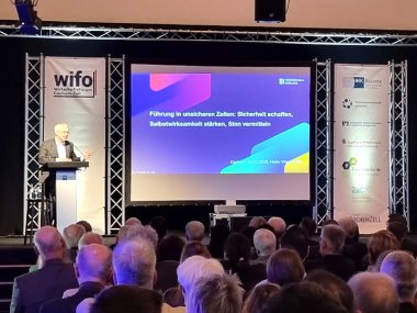 Hauptredner Prof. Dr. Heiko Weckmüller Prof. Dr. Heiko Weckmüller von der Hochschule Koblenz während seinem Vortrag beim Jahresempfang