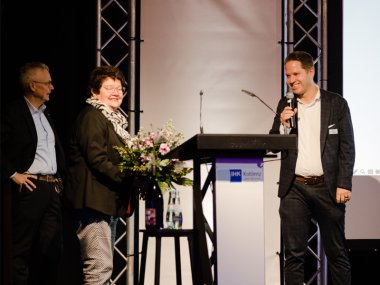 Heiko Weckmüller, Hildegard Kaefer und Dirk Barbye Dirk Barbye überreicht Präsente an Prof. Dr. Heiko Weckmüller und Hildegard Kaefer