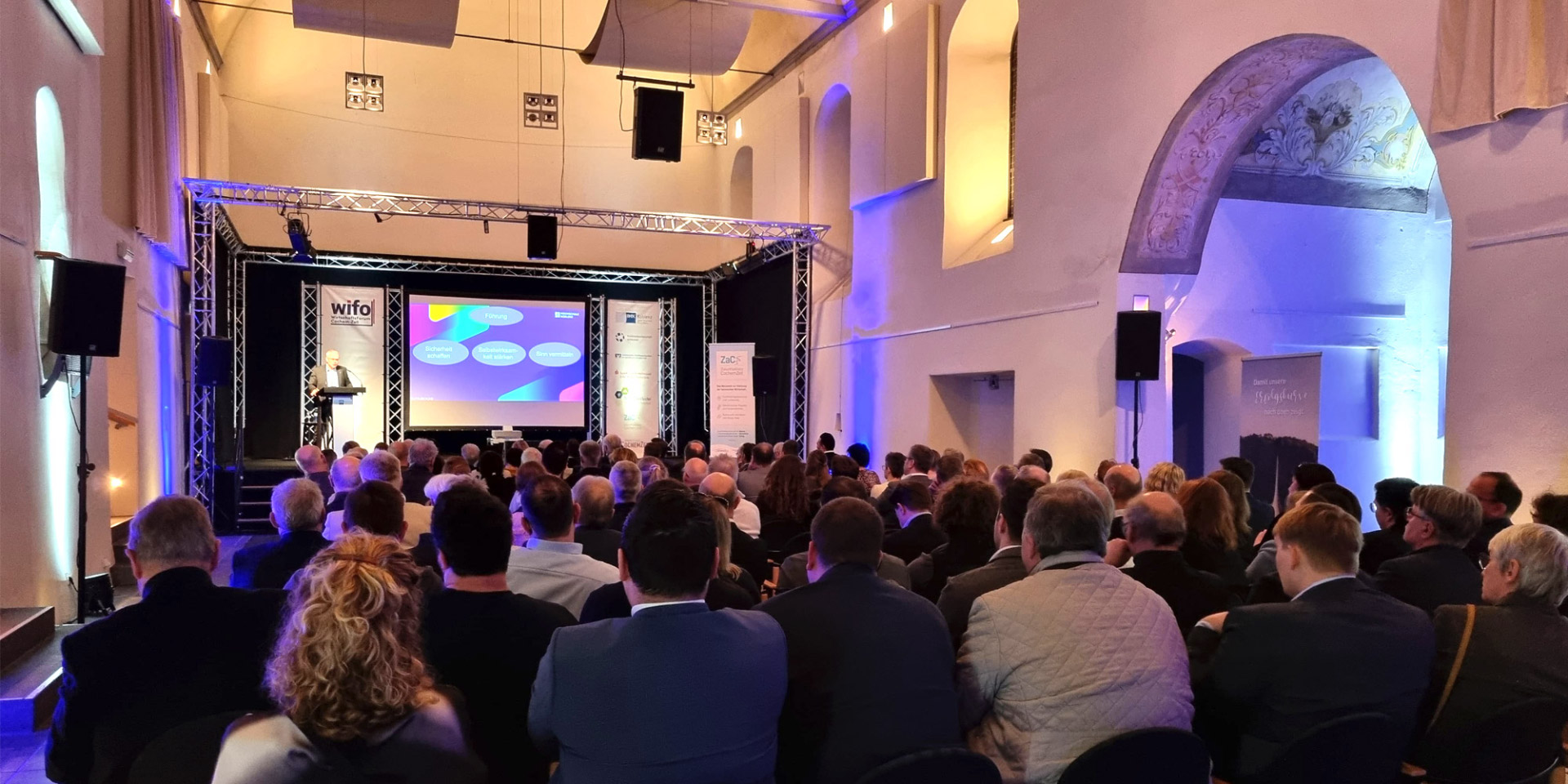 Titelbild Jahresempfang Wirtschaft und Tourismus 2026 Viele Gäste im Pater-Martin-Saal des Kapuzinerklosters in Cochem beim Jahresempfang 2026