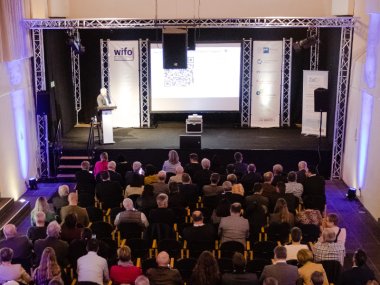 Während des Hauptprogramms Blick auf den gefüllten Pater-Martin-Saal während des Jahresempfangs 2026 im Kapuzinerkloster Cochem.