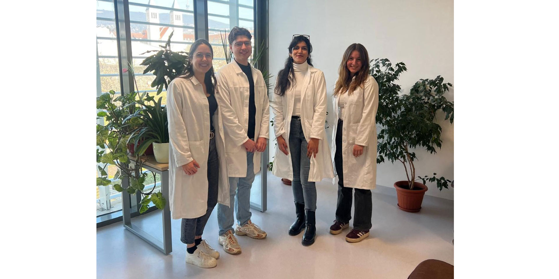 Die vier Medizinstipendiaten aus CochemZell auf einem Gruppenfoto an der Universität in Pécs